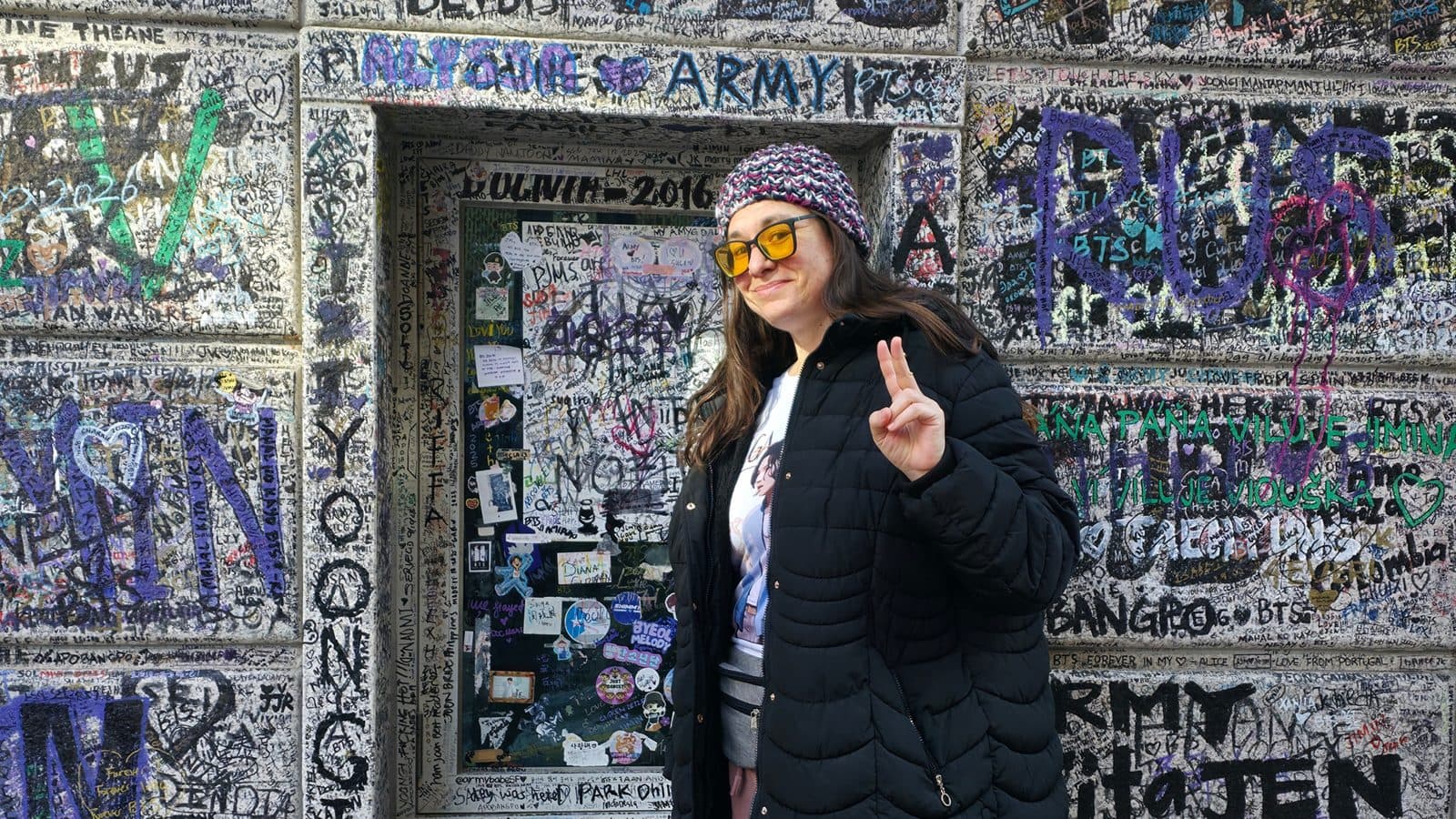 Pasajera en el muro del antiguo edificio de HYBE